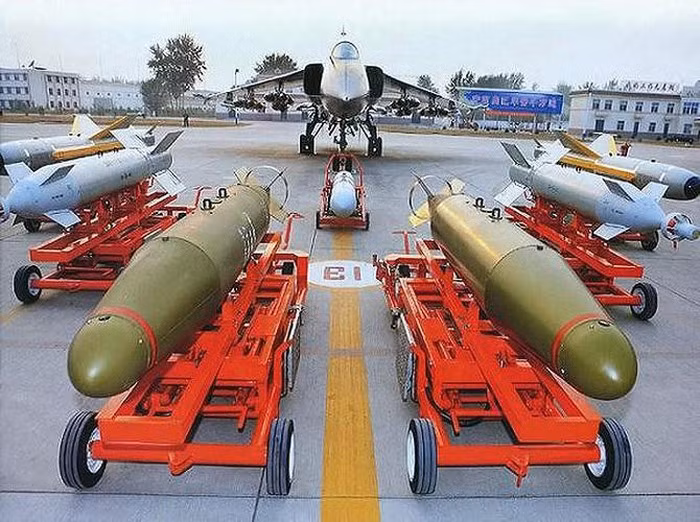 JH-7 có thể mang được 6.500 kg vũ khí; được trang bị 01 pháo tự động hai nòng 23 mm GSh-23L, 300 viên đạn.