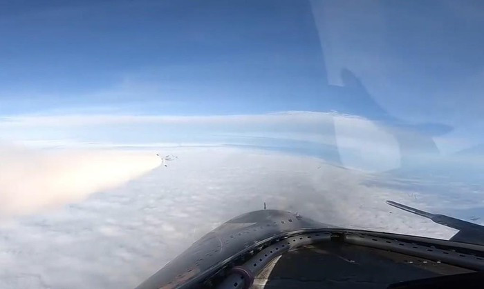 Hình ảnh do CCTV công bố cho thấy các cường kích JH-7 và tiêm kích J-11 được lắp tên lửa trước khi cất cánh. "Nhiều phi công mới đã lần đầu được khai hỏa tên lửa. Đợt diễn tập nhằm kiểm tra khả năng sử dụng vũ khí của phi công trong điều kiện chiến đấu thực tế", thông báo của CCTV có đoạn viết.