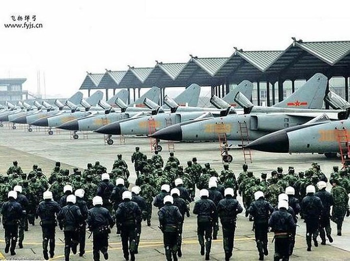 Tuy chất lượng thấp hơn nhiều so với đối thủ cùng loại của Nga và Mỹ nhưng JH-7 là máy bay đơn giản và nhẹ hơn so với máy bay cường kích Su-24 hay F-111, đồng thời rẻ hơn rất nhiều so với máy bay tiêm kích đa chức năng Su-30.