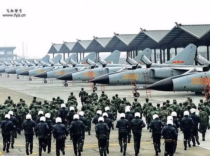 Tuy chất lượng thấp hơn nhiều so với đối thủ cùng loại của Nga và Mỹ nhưng JH-7 là máy bay đơn giản và nhẹ hơn so với máy bay cường kích Su-24 hay F-111, đồng thời rẻ hơn rất nhiều so với máy bay tiêm kích đa chức năng Su-30.