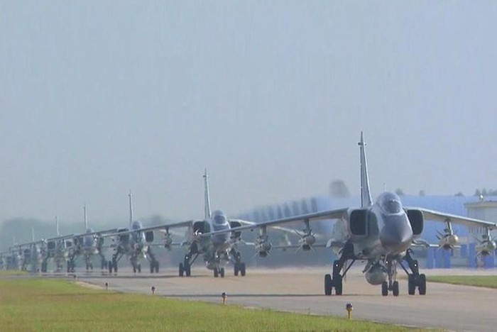 JH-7 còn có một phiên bản dành cho mục đích xuất khẩu là FBC-1 (Fighter/Bomber China-1) “Phi Báo” (Flying Leopard).