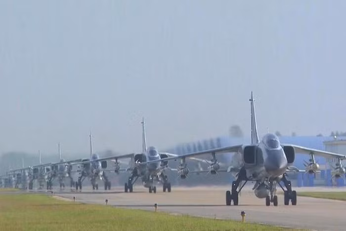 JH-7 còn có một phiên bản dành cho mục đích xuất khẩu là FBC-1 (Fighter/Bomber China-1) “Phi Báo” (Flying Leopard).