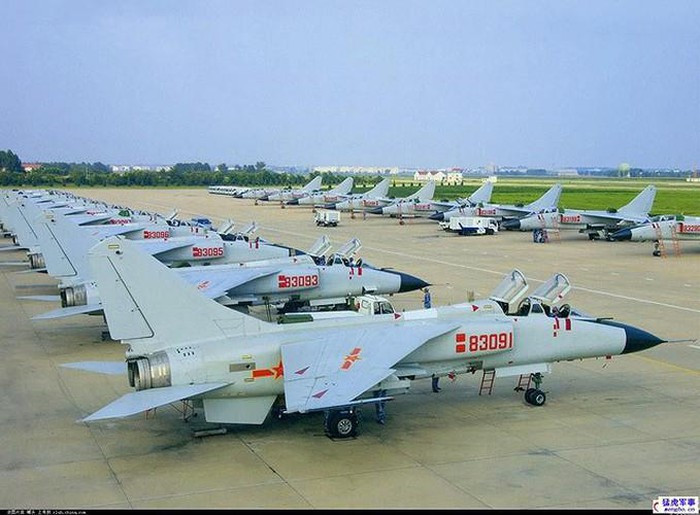 JH-7 chính là đại diện tiêu biểu cho xu hướng vũ khí của Trung Quốc “hàng rẻ, số lượng nhiều để bù chất lượng”.