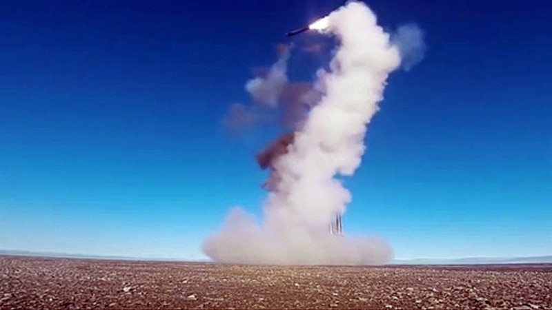 Ông Alexander Mozgovoi giải thích, khi tên lửa đầu tiên của hệ thống nắm bắt được mục tiêu, ngay lập tức nó truyền tải thông tin đến tên lửa khác. Do đó, tên lửa Onyx biết cách để phân phối tiêu diệt các mục tiêu. Trong khi đó, tên lửa NSM của NATO mới chỉ đạt tốc độ cận âm. NSM dài 3,96 m, mang theo đầu đạn nặng 125 kg, tầm bắn tối đa khoảng 185 km.