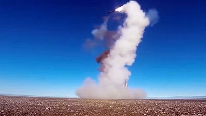 Ông Alexander Mozgovoi giải thích, khi tên lửa đầu tiên của hệ thống nắm bắt được mục tiêu, ngay lập tức nó truyền tải thông tin đến tên lửa khác. Do đó, tên lửa Onyx biết cách để phân phối tiêu diệt các mục tiêu. Trong khi đó, tên lửa NSM của NATO mới chỉ đạt tốc độ cận âm. NSM dài 3,96 m, mang theo đầu đạn nặng 125 kg, tầm bắn tối đa khoảng 185 km.