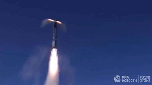 Ngoài ra, một trong những tính năng quan trọng khác của NSM là khả năng dẫn hướng và tấn công chính xác để tiêu diệt các mục tiêu. Theo đó, tên lửa NSM được cho là một trong những tên lửa chống hạm đầu tiên trên thế giới được trang bị đầu dò hồng ngoại và camera chuyên dụng có khả năng phân biệt và nhận dạng được từng hình dáng của những tàu chiến riêng lẻ.