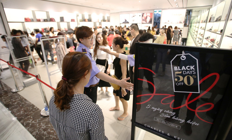 Lực lượng bảo vệ các TTTM làm việc khẩn trương và vất vả.