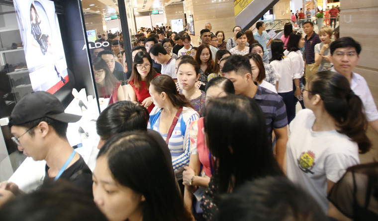 Trong khi đó, theo ghi nhận của Kiến Thức, có rất nhiều bạn trẻ là sinh viên các trường đại học, cao đẳng; thậm chí có cả học sinh phổ thông cũng háo hức đi "săn hàng" ngày Black Friday.