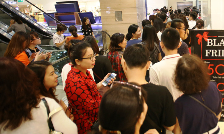 "Hôm nay tôi và nhóm bạn quyết định xin nghỉ một buổi làm việc để săn hàng hiệu giá rẻ. Nếu chưa thỏa thích, chúng tôi sẽ xin nghỉ luôn cả ngày để mua sắm vì một năm cơ hội chỉ có 1 lần", chị Thanh, ngụ quận 1 và nhóm bạn háo hức chia sẻ.