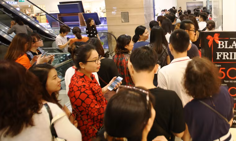 "Hôm nay tôi và nhóm bạn quyết định xin nghỉ một buổi làm việc để săn hàng hiệu giá rẻ. Nếu chưa thỏa thích, chúng tôi sẽ xin nghỉ luôn cả ngày để mua sắm vì một năm cơ hội chỉ có 1 lần", chị Thanh, ngụ quận 1 và nhóm bạn háo hức chia sẻ.