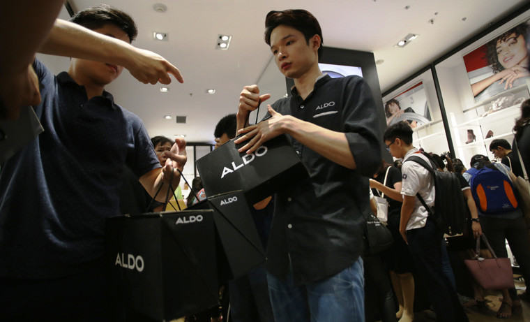 Nhiều bạn trẻ khá hào hứng khi săn được những món hàng ưng ý, giá rẻ trong ngày Black Friday.