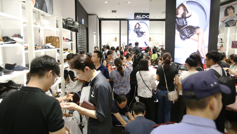 Tại Trung tâm thương mại Vincom (Đồng Khởi, quận 1, TP. HCM) không khí mua sắm rất nhộn nhịp trong ngày hội giảm giá Black Friday. Rất nhiều mặt hàng như túi xách, quần áo, giày dép… được giảm giá từ 40 - 50%. 