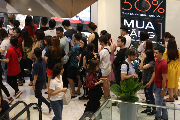 Từ sáng sớm nay, thứ sáu ngày 23/11, hàng loạt trung tâm thương mại ở TP HCM bắt đầu bung hàng giảm giá mạnh để chào đón Ngày hội giảm giá lớn nhất năm trên thế giới là Black Friday.