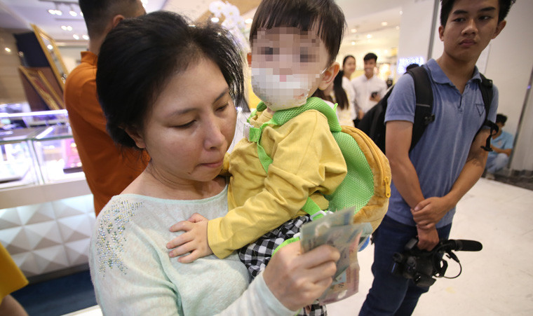 Trẻ nhỏ cũng được người lớn bồng đến để săn hàng giá rẻ.