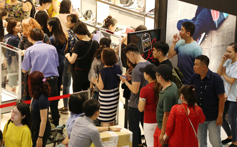 Nhiều Trung tâm mua sắm từ khu trung tâm TP HCM ra đến các quận vùng ven như quận 2, 9, Thủ Đức...từ 7h sáng đã có rất đông người xếp hàng dài chờ các cửa hiệu bán sản phẩm nổi tiếng trong nước và quốc tế mở cửa để mua được hàng "xịn" giảm giá.