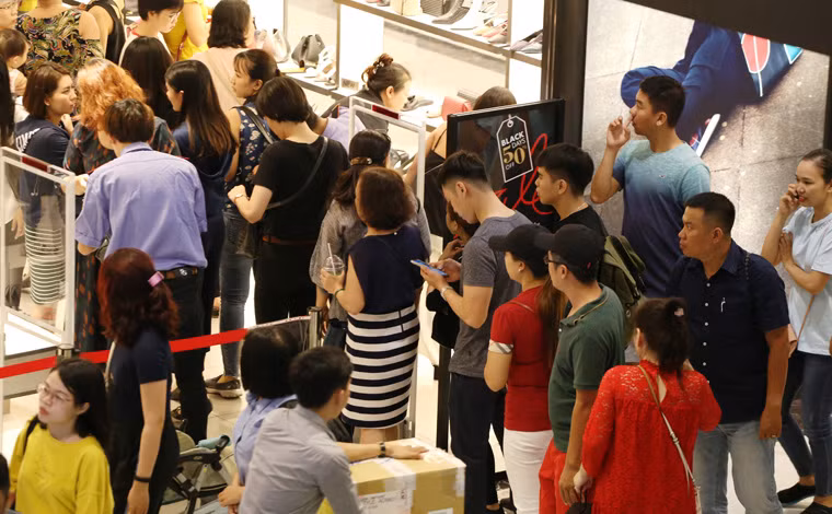 Nhiều Trung tâm mua sắm từ khu trung tâm TP HCM ra đến các quận vùng ven như quận 2, 9, Thủ Đức...từ 7h sáng đã có rất đông người xếp hàng dài chờ các cửa hiệu bán sản phẩm nổi tiếng trong nước và quốc tế mở cửa để mua được hàng "xịn" giảm giá.