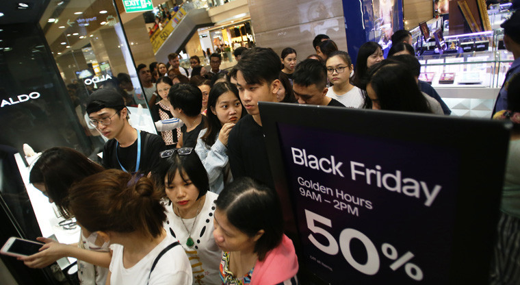 Không khí mua sắm vô cùng nhịp trong ngày Black Friday ở các TTTM tại TP HCM.