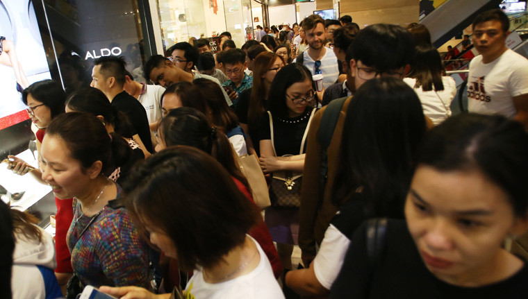 Tại cửa hàng thời gian quốc tế nổi tiếng trong Vincom Đồng Khởi, hàng trăm người xếp hàng chờ thử quần áo và tính tiền. Mặc dù sốt ruột nhưng không có tình trạng chen lấn trong quá trình mua sắm, khách đều xếp hàng trật tự. 