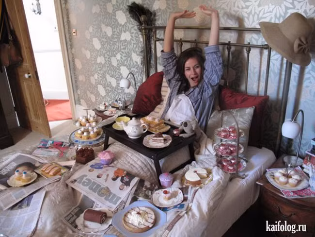 Chăm sóc tận "răng" thế này thì cần gì phải dậy nữa.