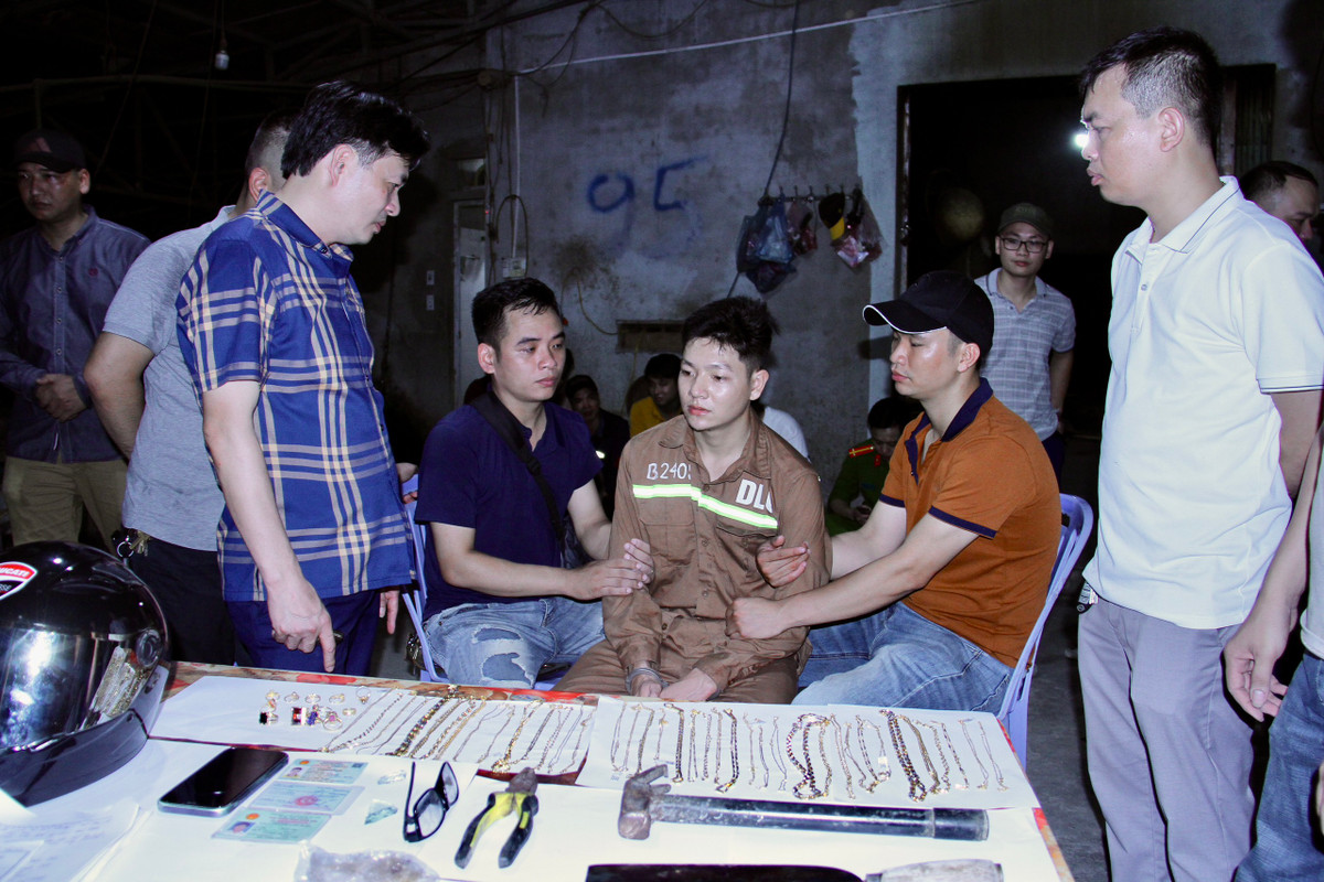 Đã bắt được đối tượng dùng búa cướp tiệm vàng ở Lào Cai Da bat duoc doi tuong dung bua cuop tiem vang o Lao Cai