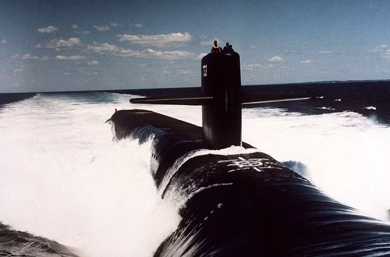 Trong Hải quân Mỹ, tên lửa đạn đạo Trident II D5 được triển khai cho 14 tàu ngầm hạt nhân lớp Ohio. Tàu ngầm hạt nhân lớp Ohio có lượng giãn nước khi lặn lên tới 18.750 tấn, dài 170m, trang bị một lò phản ứng hạt nhân S8G PWR cung cấp thời gian hoạt động liên tục 20-25 năm.