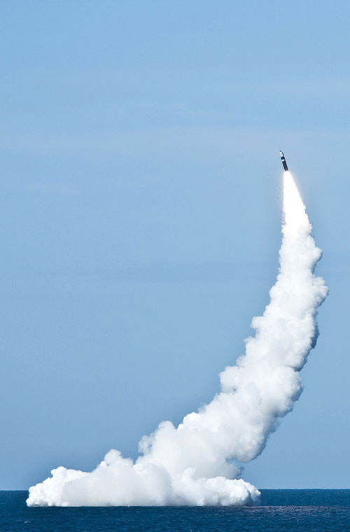 Tên lửa được kết cấu với ba tầng động cơ đẩy dùng động cơ nhiên liệu rắn có thể bảo quản lâu dài, tầm phóng tối đa đến 12.000km, tốc độ pha cuối tiếp cận mục tiêu Mach 24, trang bị công nghệ dẫn đường quán tính MK6 có thể tiếp nhận tín hiệu định vị vệ tinh GPS trong hành trình bay nên đạt độ chính xác gần như tuyệt đối.