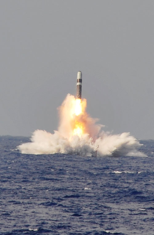 Tên lửa đạn đạo liên lục địa Trident II D5 có trọng lượng tổng thể 59 tấn, dài 13,57m, đường kính thân tầng 1 2,11m. Tên lửa có khả năng mang 14 đầu đạn hạt nhân dẫn hướng độc lập W88 475 kt hoặc W76 100 kt.