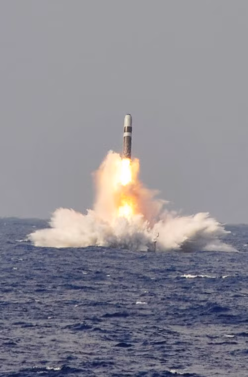 Tên lửa đạn đạo liên lục địa Trident II D5 có trọng lượng tổng thể 59 tấn, dài 13,57m, đường kính thân tầng 1 2,11m. Tên lửa có khả năng mang 14 đầu đạn hạt nhân dẫn hướng độc lập W88 475 kt hoặc W76 100 kt.