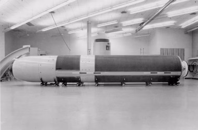 Tên lửa đạn đạo phóng từ tàu ngầm Trident II D5 (hay còn gọi là UGM-133A) được chế tạo bởi Tập đoàn Lockheed Martin từ năm 1983 với đơn giá mỗi quả 37,3 triệu USD. Hiện nay, loại tên lửa này ngoài Hải quân Mỹ chỉ được bán cho Hải quân Hoàng gia Anh sử dụng.