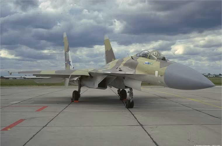 Dù sở hữu những công nghệ đỉnh cao, tuy nhiên sau vụ tai nạn của một trong hai nguyên mẫu Su-37 (số hiệu 711) trong cuộc bay thử nghiệm vào tháng 12/2002, dự án đã bị đình chỉ vĩnh viễn. Tuy vậy, những công nghệ mới trên Su-37 đã góp phần giúp Sukhoi hoàn thành dự án Su-35, phục vụ hiện đại hóa Su-27 và áp dụng cho máy bay xuất khẩu Su-30MKI.