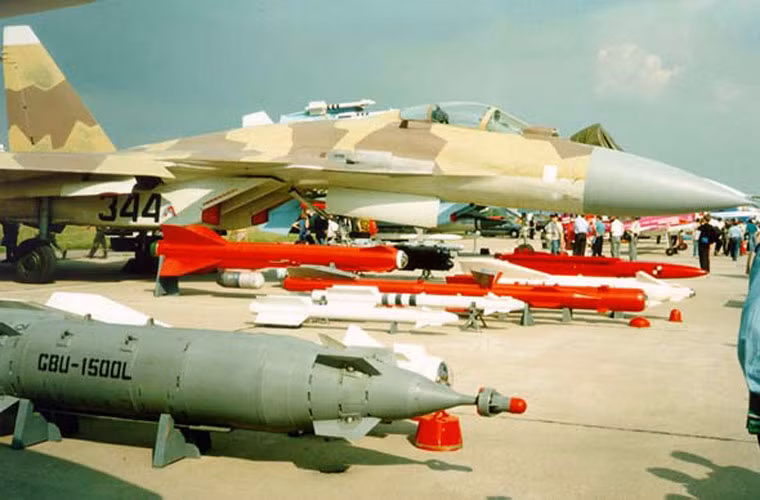 Hỏa lực của tiêm kích Su-37 cũng rất đáng gờm với khả năng mang tới 8 tấn vũ khí trên 12 giá treo cùng một pháo 30mm lắp trong thân. Hầu hết các loại tên lửa tầm ngắn – xa, bom dẫn đường đều có thể mang trên Su-27.