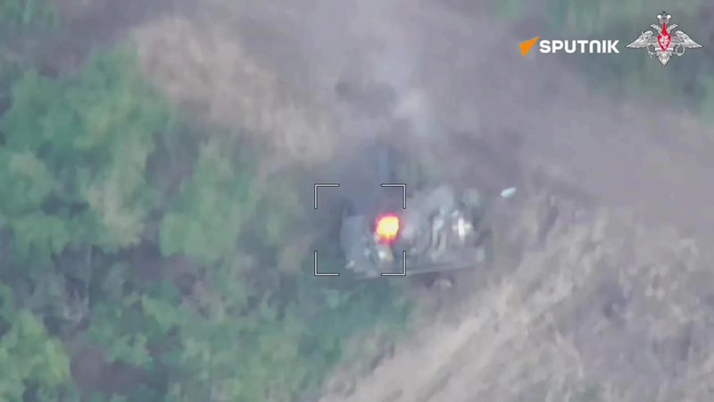 Nhiều chuyên gia quân sự Nga cho rằng cách tiếp cận này của quân đội tiền tuyến Nga sẽ làm giảm hiệu quả chiến đấu tổng thể, đẩy nhanh tình trạng hao hụt vũ khí kỹ thuật, dẫn đến suy giảm chất lượng và hiệu quả chiến đấu của lực lượng cơ giới, thiếu khả năng đổi mới công nghệ. Ảnh: Sputnik.