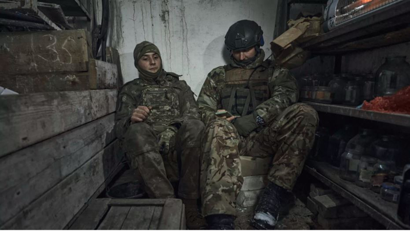 Tuy nhiên, chiến thuật này khiến tỷ lệ thương vong của bộ binh cực kỳ cao. Theo số liệu được truyền thông Nga Mediazona công bố ngày 30/8, Quân đội Nga có 69.059 binh sĩ thiệt mạng, nếu tính cả lính đánh thuê và lực lượng thân Nga ở Donbas, con số này vào khoảng 110.000 người. Ảnh: AP.