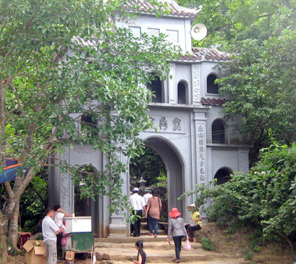 Co mot chua… Bai Dinh co!