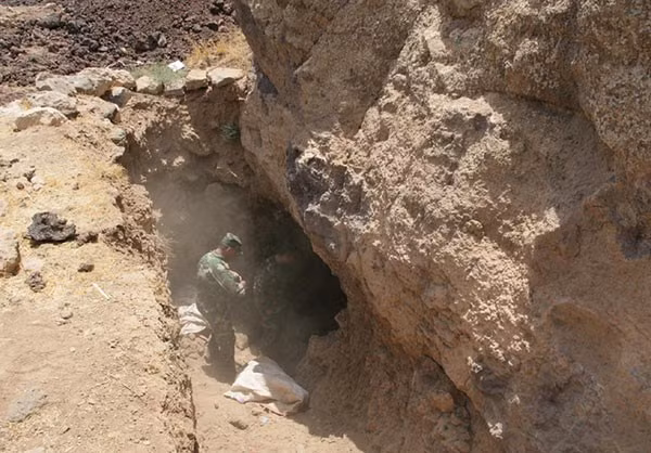 Các binh sĩ Syria xem xét một đường hầm tại vùng đất mới giải phóng ở Quneitra. Ảnh: FNA.