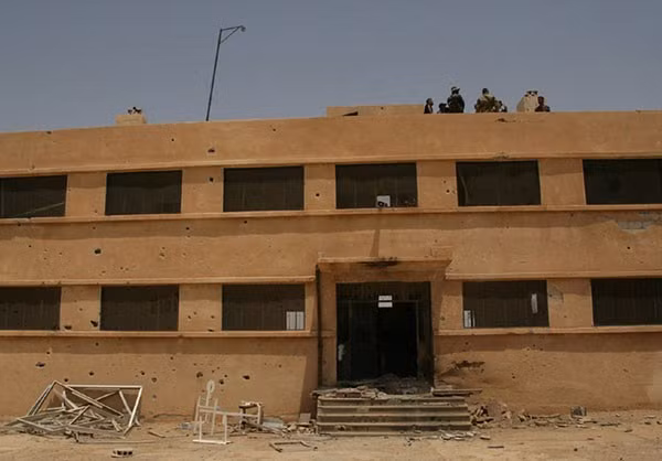 Các binh sĩ đứng trên một tòa nhà. Ảnh: FNA.