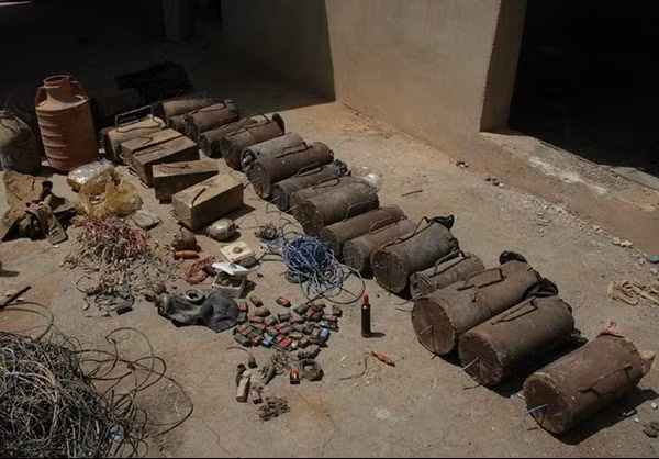 Một số loại vũ khí mà nhóm khủng bố bỏ lại ở Quneitra. Ảnh: FNA.