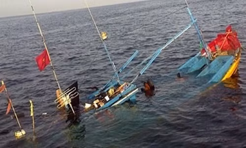 Tau Binh Dinh chim tren bien cung 5 ngu dan