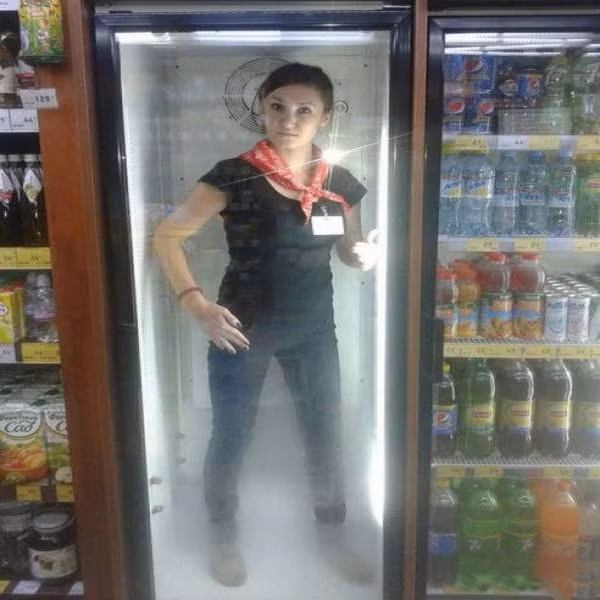 Cô gái có thể đang cảm thấy quá nóng nực nên mới có hành động kỳ quặc này. Ảnh: ER.