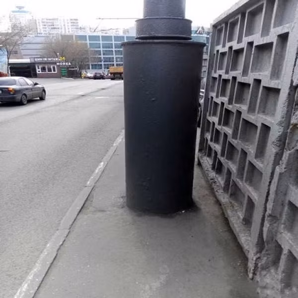 Cây cột đèn khổng lồ "mọc" giữa vỉa hè. Ảnh: ER.