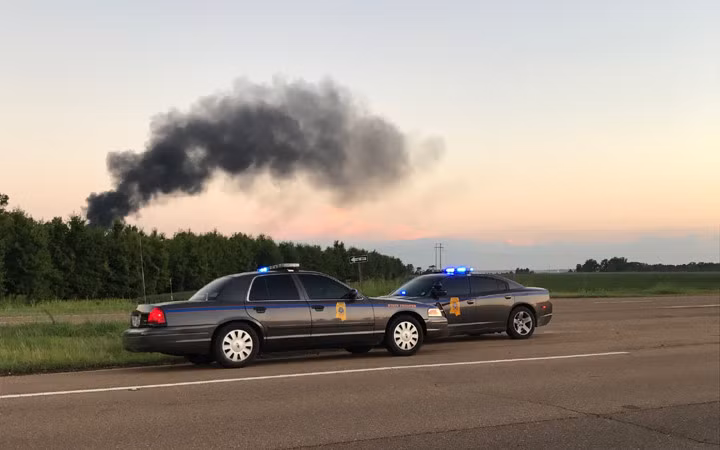 Đám khói bốc lên từ hiện trường có thể nhìn thấy từ khoảng cách rất xa. (Ảnh: WLBT)