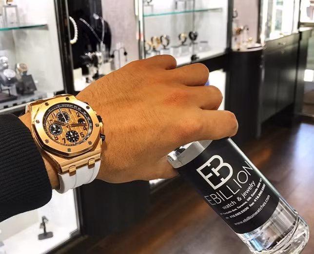 Một thành viên "khoe" chiếc đồng hồ đắt tiền. Ảnh: BI.