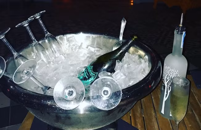 Thưởng thức rượu Dom Perignon. Ảnh: BI.