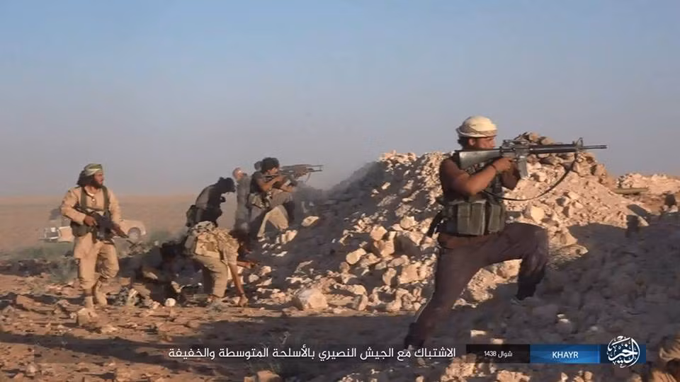 Chum anh IS phan cong quan doi Syria gan Deir ez-Zor-Hinh-3