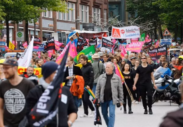 Những người biểu tình tuần hành ở thành phố Hamburg hôm 2/7. Ảnh: FNA.