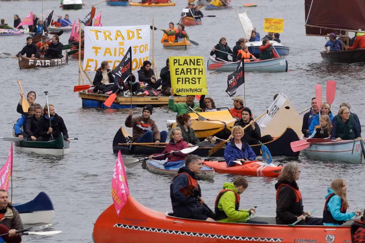 Đông đảo người tham gia biểu tình chèo thuyền trên sông ở Hamburg, Đức, ngày 2/7. Ảnh: Yahoo News.