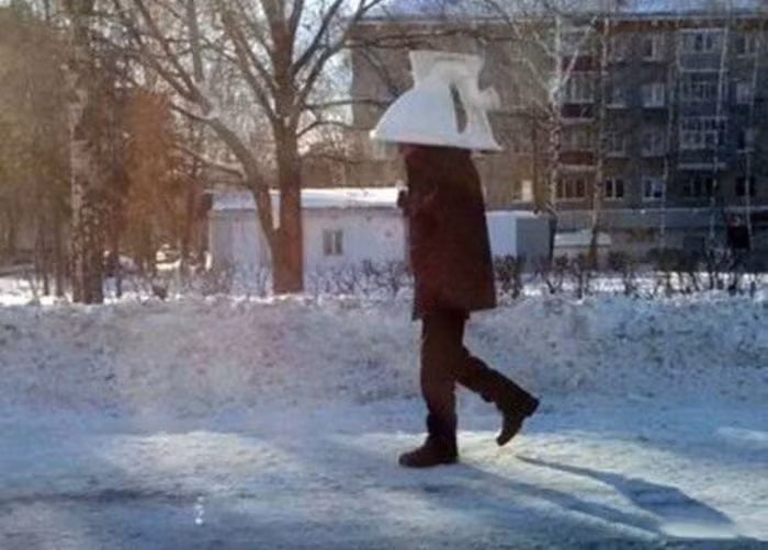 Người đàn ông đội “chiếc mũ” độc đáo ở nước Nga. Ảnh: ER.