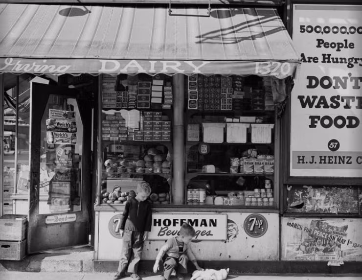 Một cửa hàng bán đồ ăn trong thành phố hàng chục năm về trước. Ảnh: ATI.