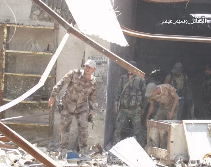 Quân đội Syria đánh tơi tả nhóm khủng bố và tiến vào khu Ayn Tarma, giành lại quyền kiểm soát “vành đai” các tòa nhà vốn đóng vai trò là tuyến phòng thủ chính cho lực lượng nổi dậy ở vùng ngoại ô. Ảnh: AMN.