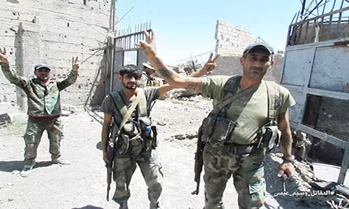 Các binh sĩ Syria giơ tay biểu tượng chiến thắng trên chiến trường Đông Damascus. Ảnh: AMN.